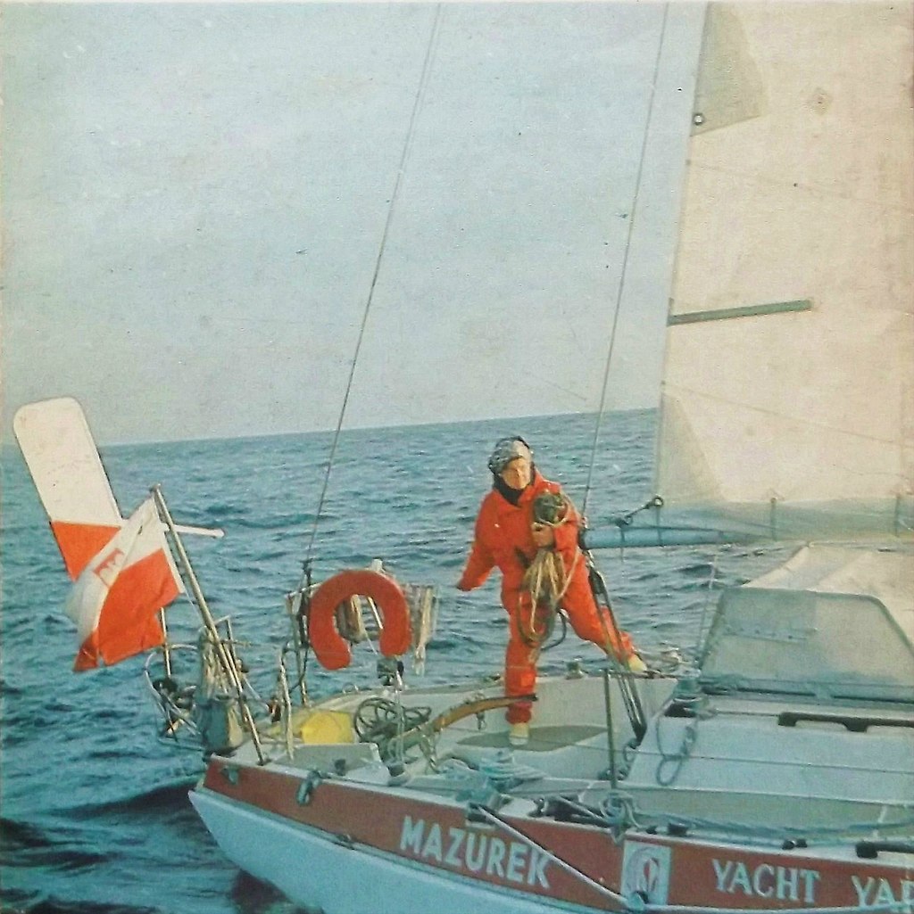 Krystyna Chojnowska-Liskiewicz in actieve houding op het dek van een jacht, omringd door de open zee. 
