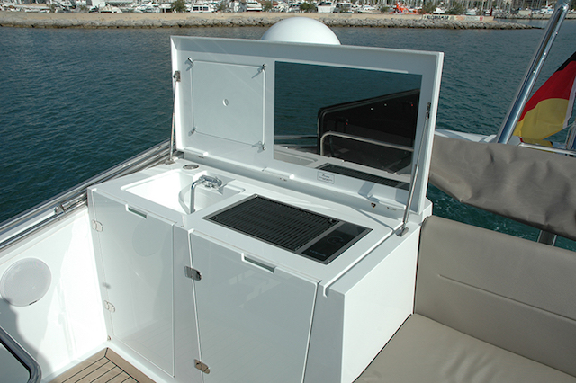 Sealine F530 cocina flybridge