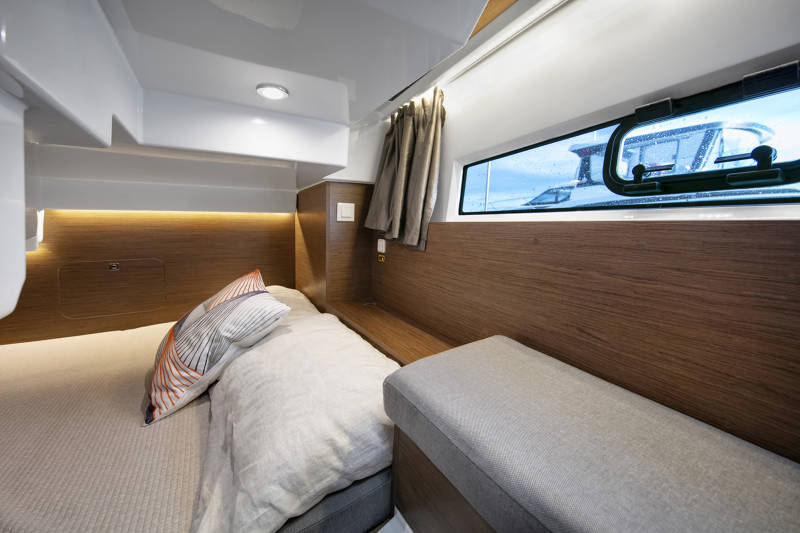 Mid cabin berth