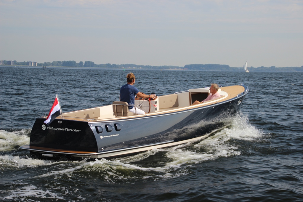 Admirals tender met tumblehome