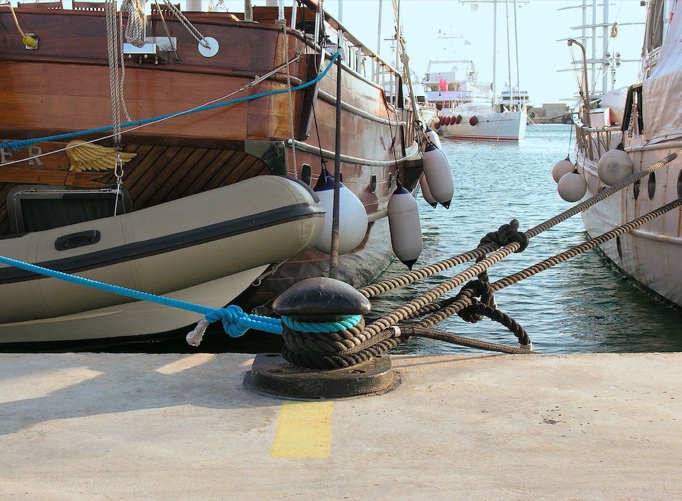 Bateau Amarré Avec Beaucoup D'accessoires De Pêche Dans Le Port De