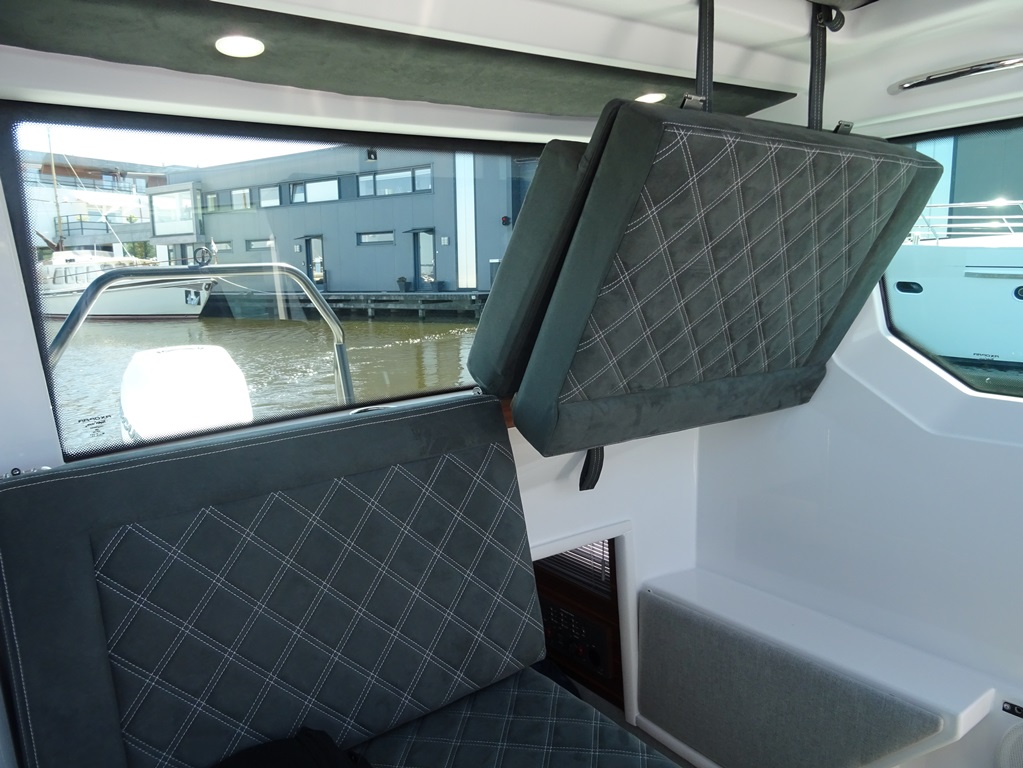 Je kunt de stoelen van de achterbank in de kajuit omhoog klappen, waarna er een heuse slaaphut tevoorschijn komt.
