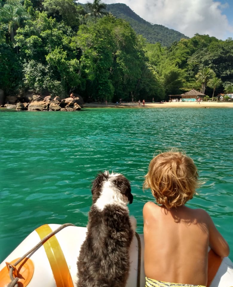 Ulises et Lula contemplant une crique sur l'Ilha Grande. Photo :"El barco amarillo."