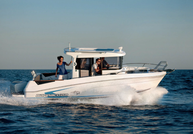 barco de pesca deportiva Beneteau Barracuda 7 navegando