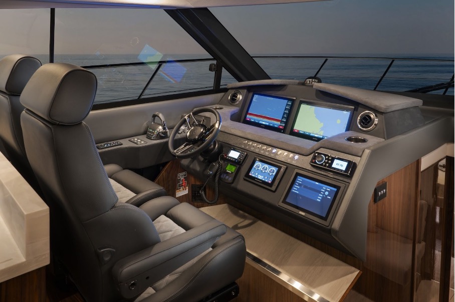 Het dashboard en de besturing van de boot. Foto: Riviera 