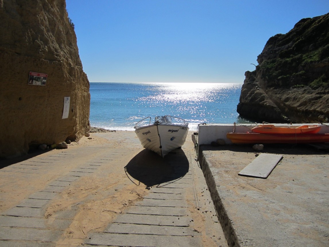 Barco bajo el sol en una playa de arena