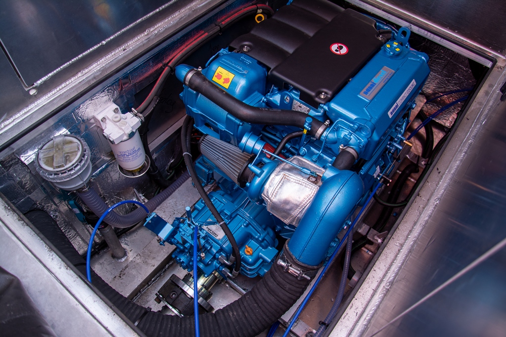 De geteste boot is voorzien van de grootste motor, een drieliter Nanni viercilinder turbodiesel zestienklepper.