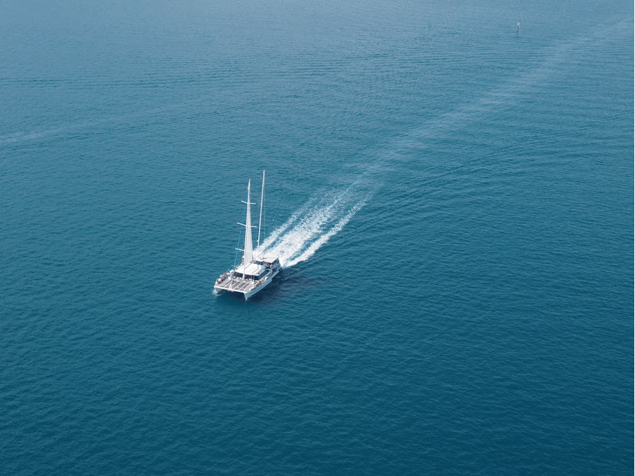 Een boot varend over de zee.
