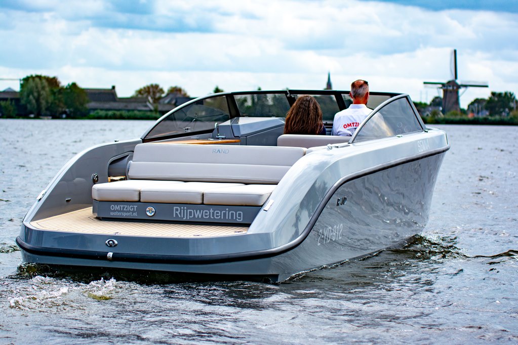 De Rand 28 Leisure is een fijne weekender met een moderne uitstraling en prima vaareigenschappen.