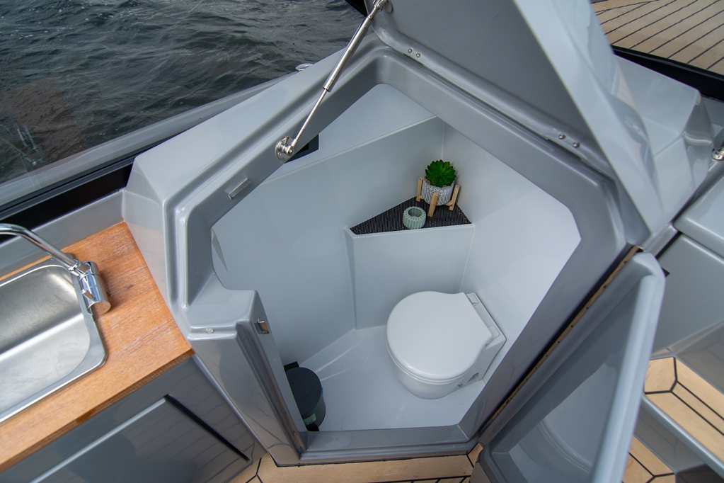 Een groot voordeel is de separate toiletruimte aan bakboord.