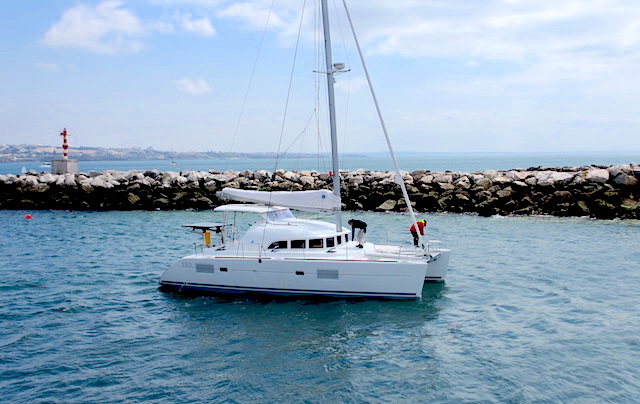 Catamaran entrando en puerto