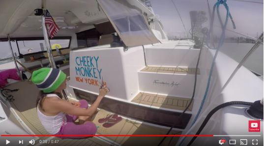 Una pareja que navega por todo el mundo con un 44' catamarán llamado “Cheeky Monkey”.