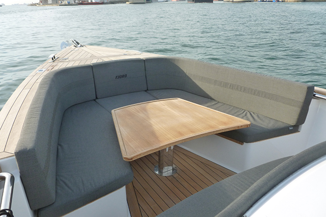 Fjord 36 Open Comedor proa