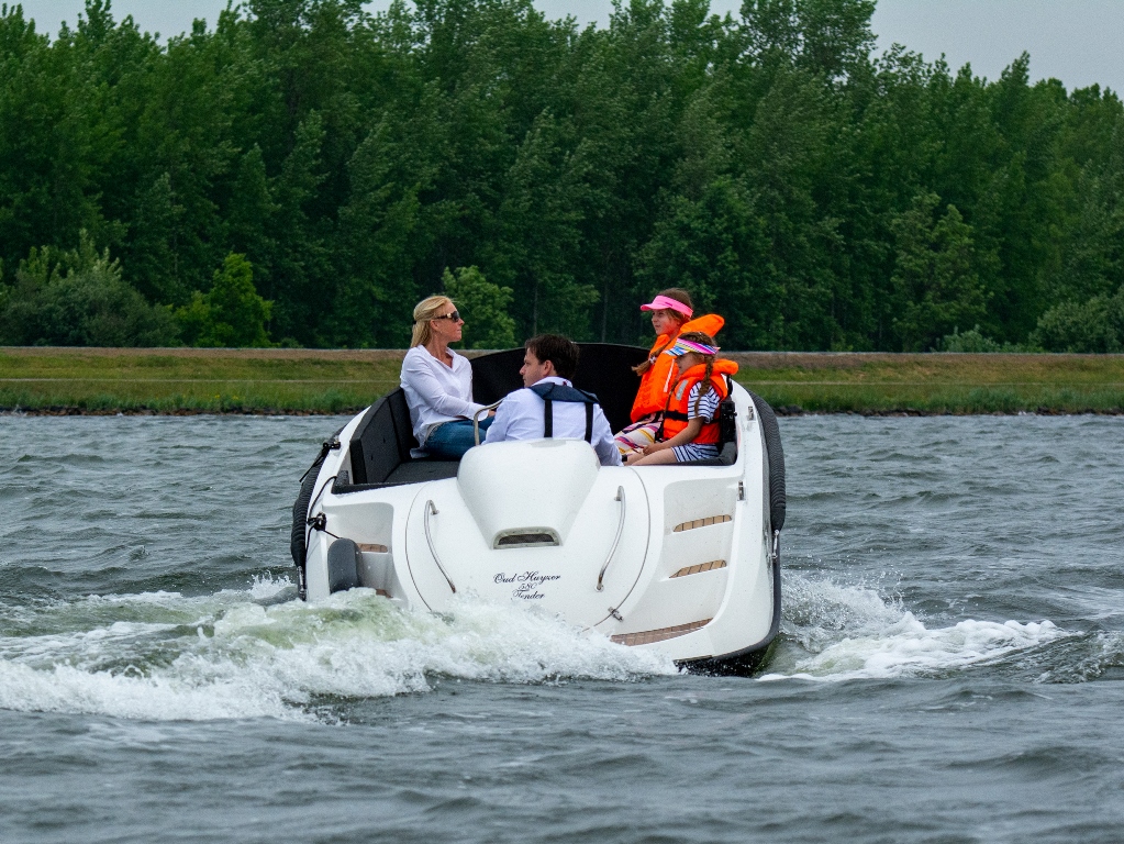 De Oud Huijzer 580 vaart gemakkelijk.
