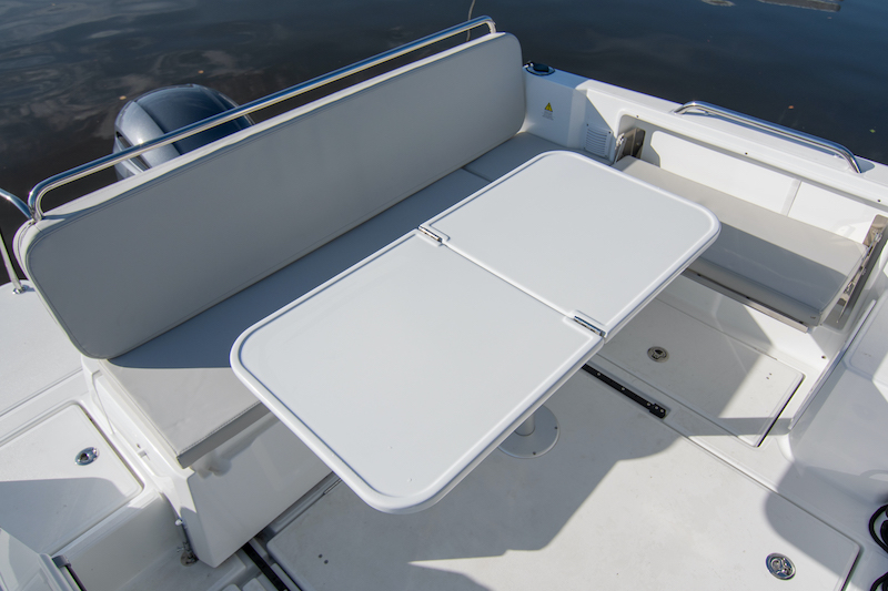 >De kuip van de Beneteau Antares 8, met de handige bank op rails