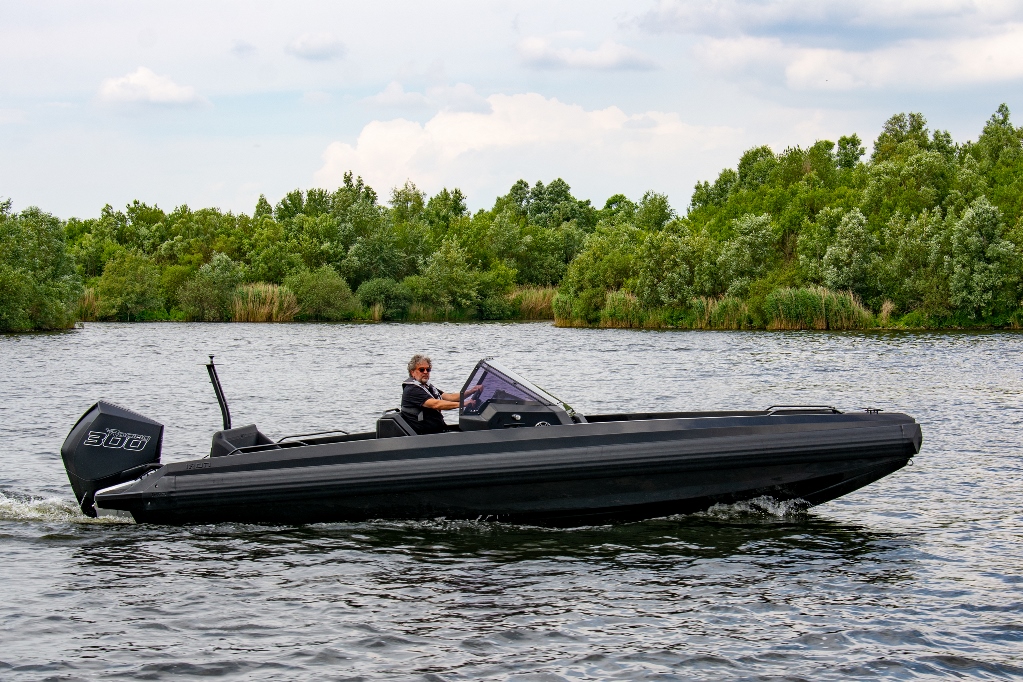 De boot is hoekig, modern en ziet er uit als de boot van Darth Vader.