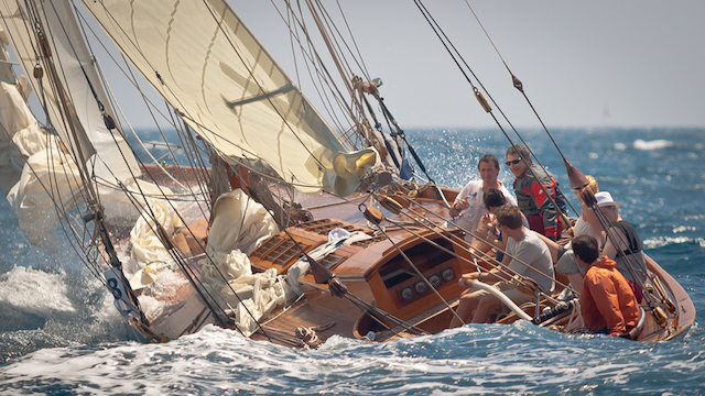 Barnizar el barco: barco a vela clásico