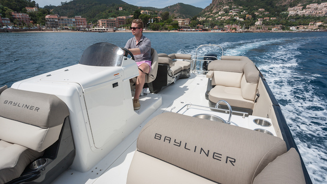 Comprar barco nuevo: Bayliner Element XR7 cubierta