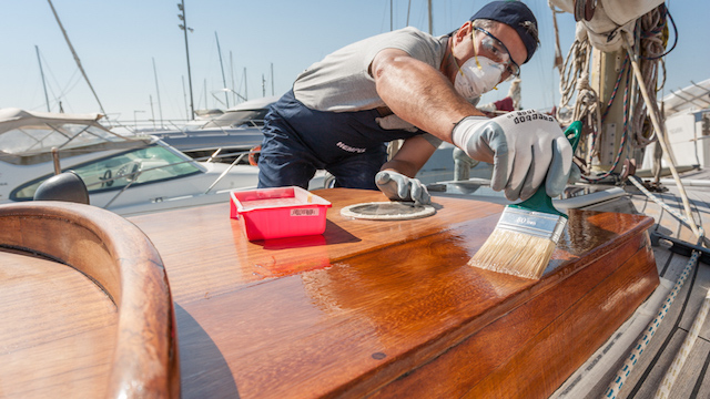 Barnizar el barco: primera mano