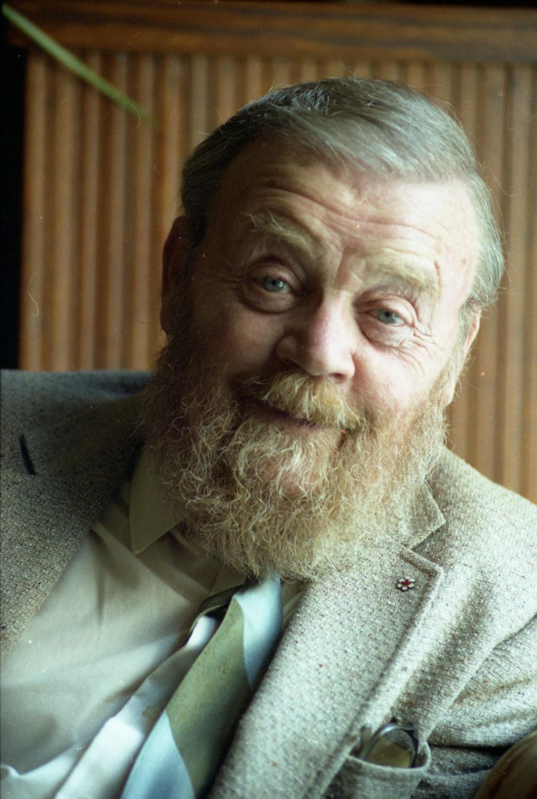  Farley Mowat con barba