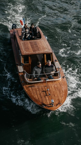 Quatre personnes naviguent à bord d’un bateau en bois