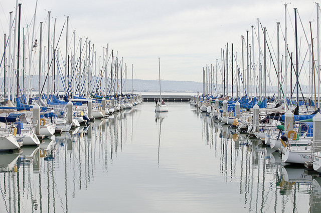 velero atracando en puerto