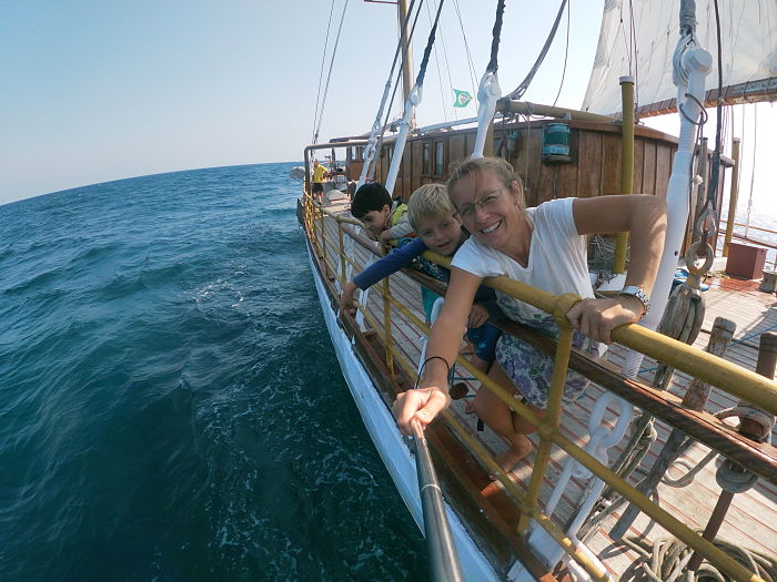 Juan y Bárbara navegando a bordo de la Goleta Gringo.