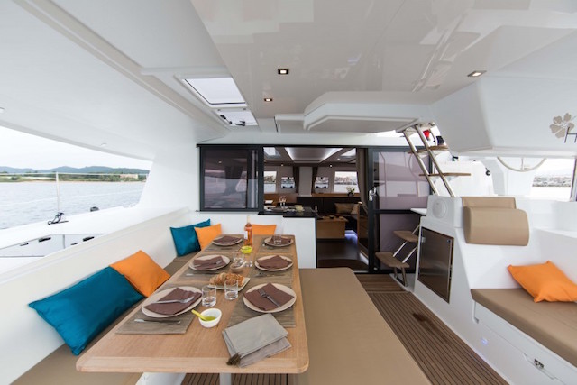 Fountaine Pajot Helia 44 comedor