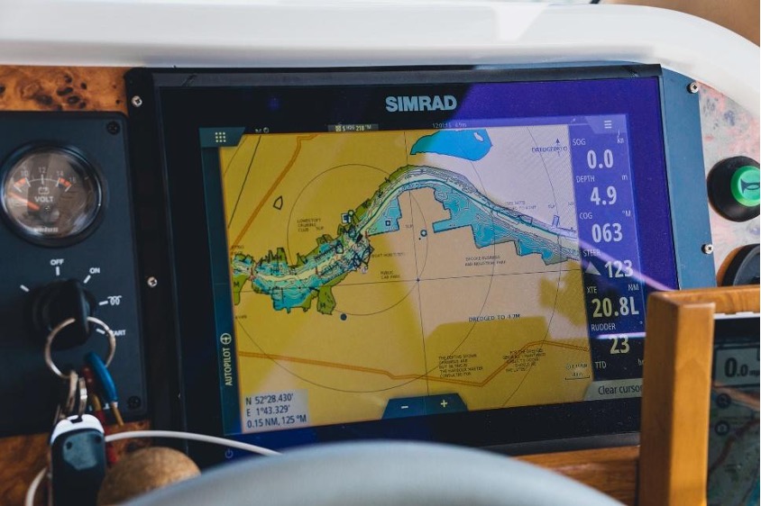 Gros plan sur un système GPS de bateau et des clés
