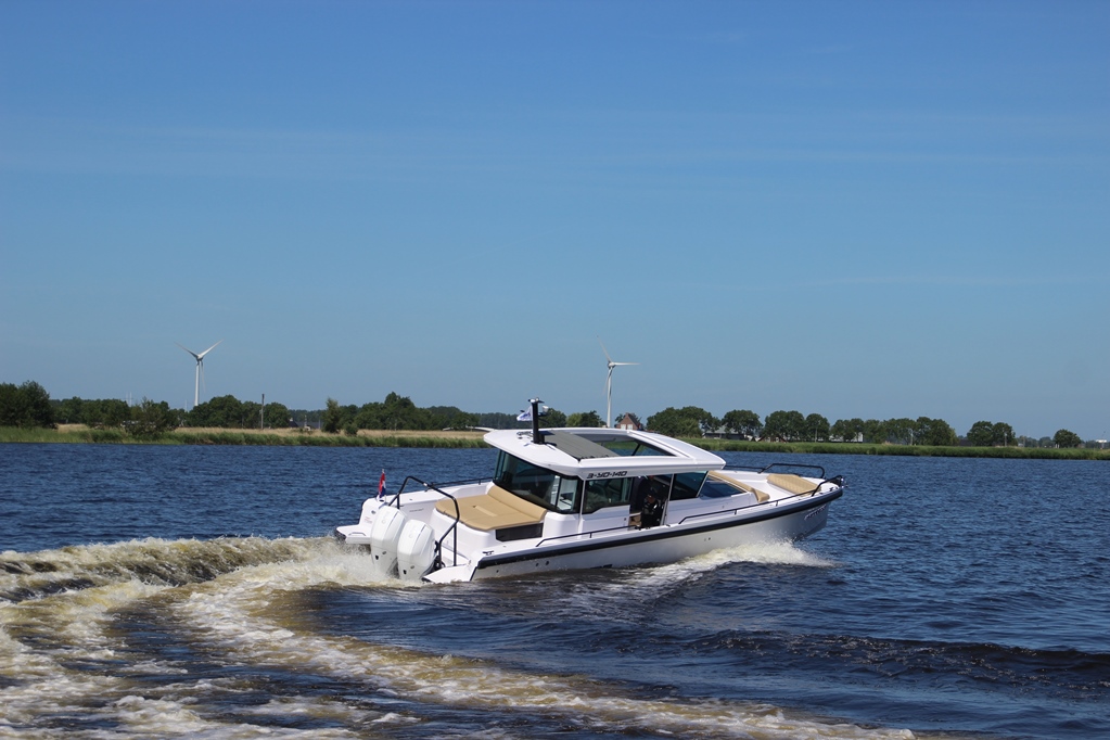 De nieuwe Axopar 37 XC Cross Cabin is in alle opzichten een moderne, snelle boot.