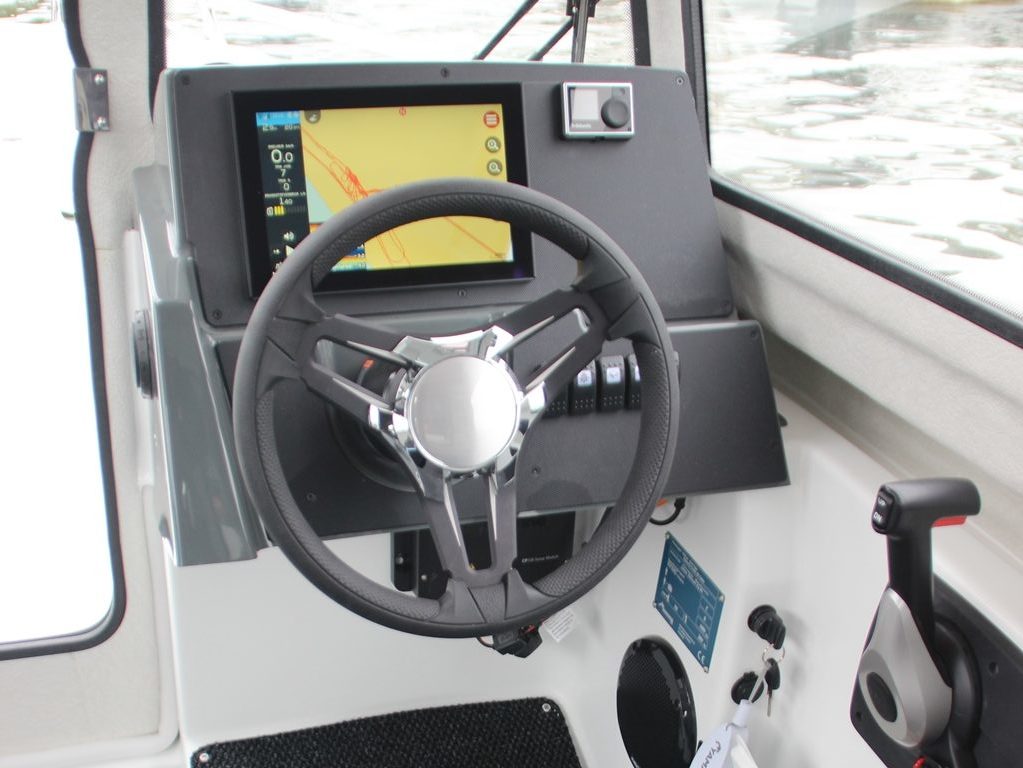 Bijzonder van deze boot is dat je zowel binnen als buiten kunt sturen.