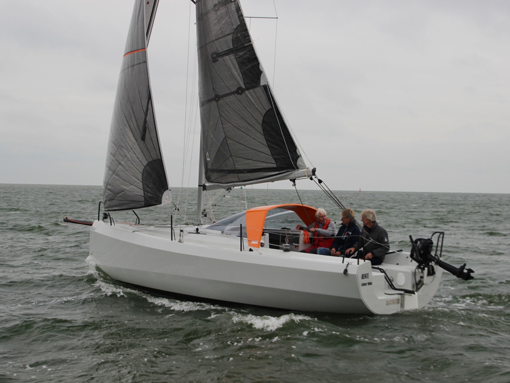 Om het masculiene uiterlijk te benadrukken is de geteste boot voorzien van fraaie laminaatzeilen.