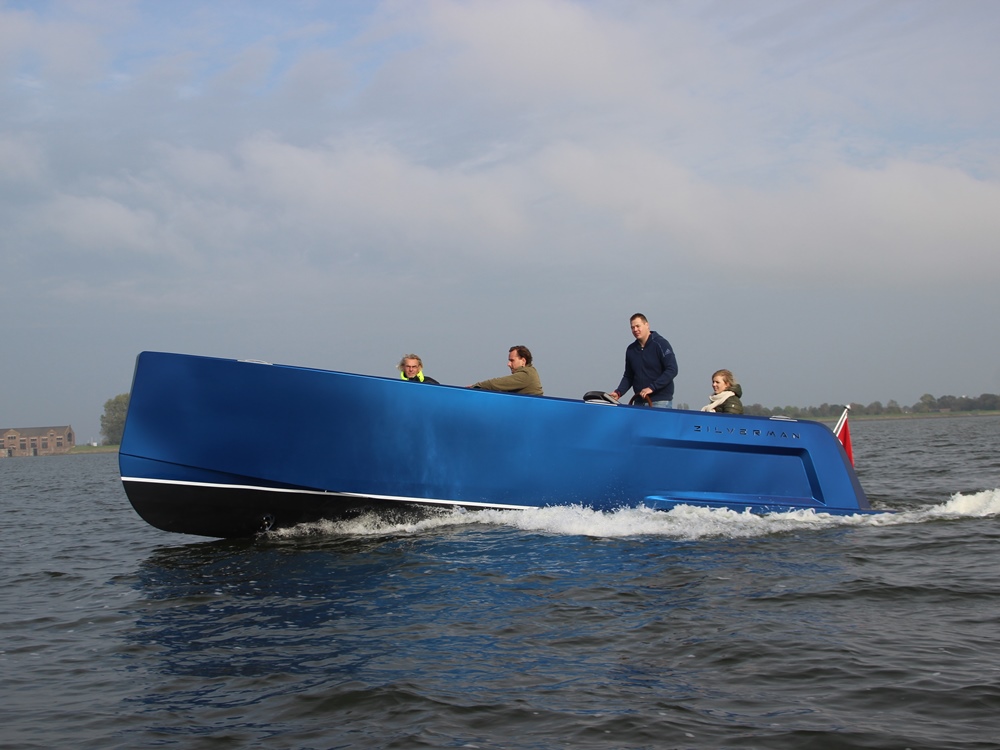 De boot vaart goed en manoeuvreert gemakkelijk.