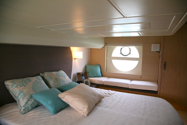 Cama en camarote de barco con portillo - MC5 Beneteau Monte Carlo