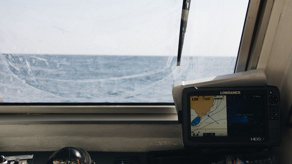 Intérieur d’un bateau avec l’équipement de navigation et vue sur la mer