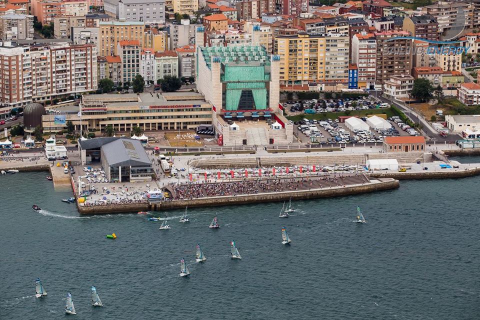 La flota de la clase 49er en la Bahía de Santander. 