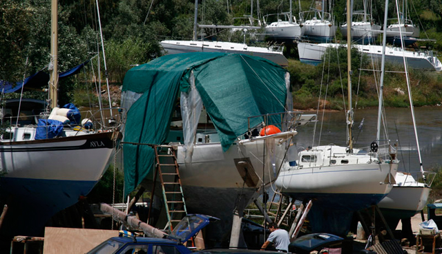 barco varado cubierto con lona