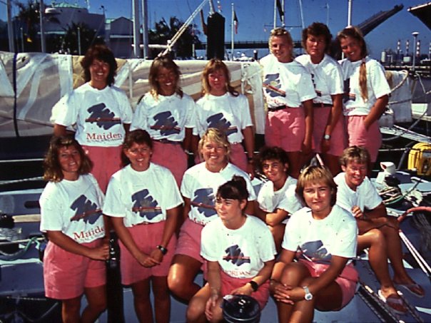 Een groep jonge vrouwen in roze korte broeken en witte t-shirts met de tekst ‘Maiden’ 