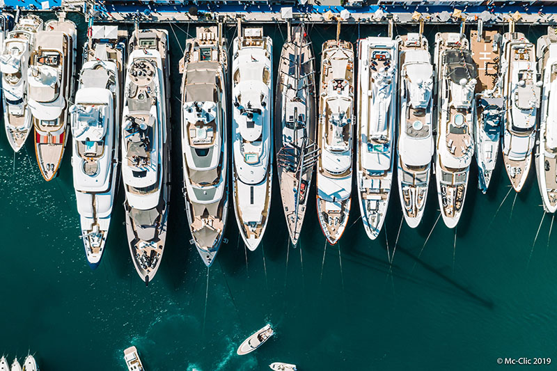 Vue du ciel de yachts alignés dans un port. 