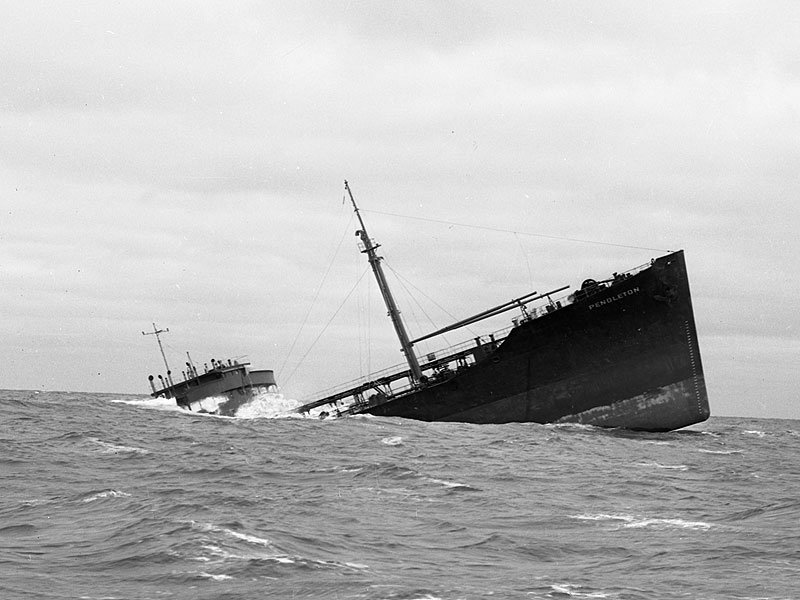 Zwart-witfoto van het zinkende achterschip van de SS Pendleton.