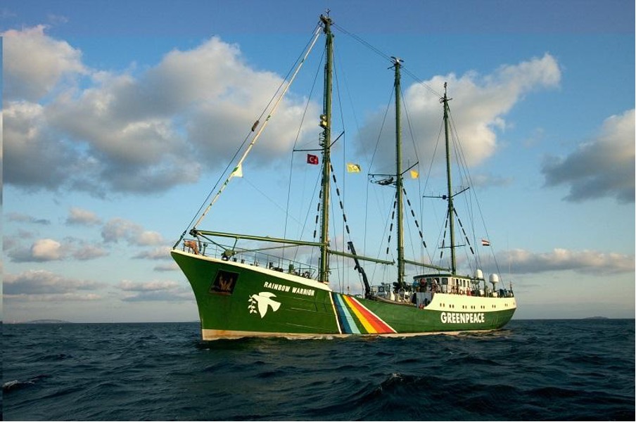 De Rainbow Warrior II, gefotografeerd op volle zee met gestreken zeilen. 