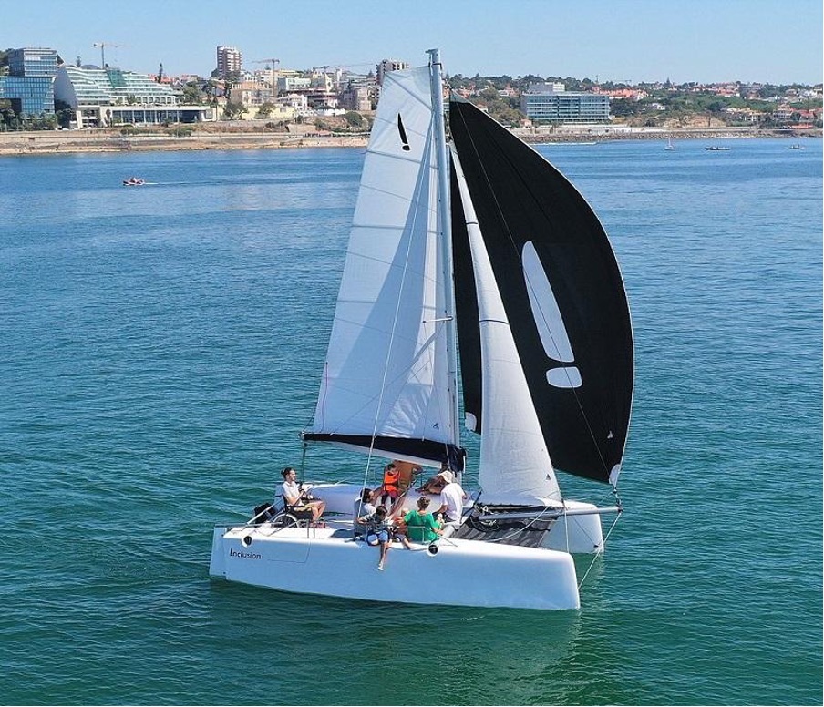 Vue aérienne d’un catamaran avec des personnes utilisant des fauteuils roulants à bord. 