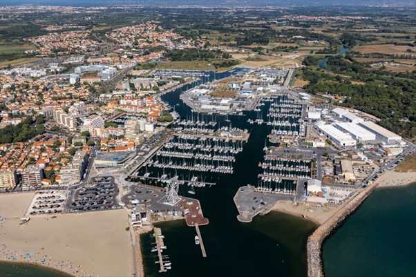 Vue aérienne du port de Canet-en-Roussillon rempli de bateaux.