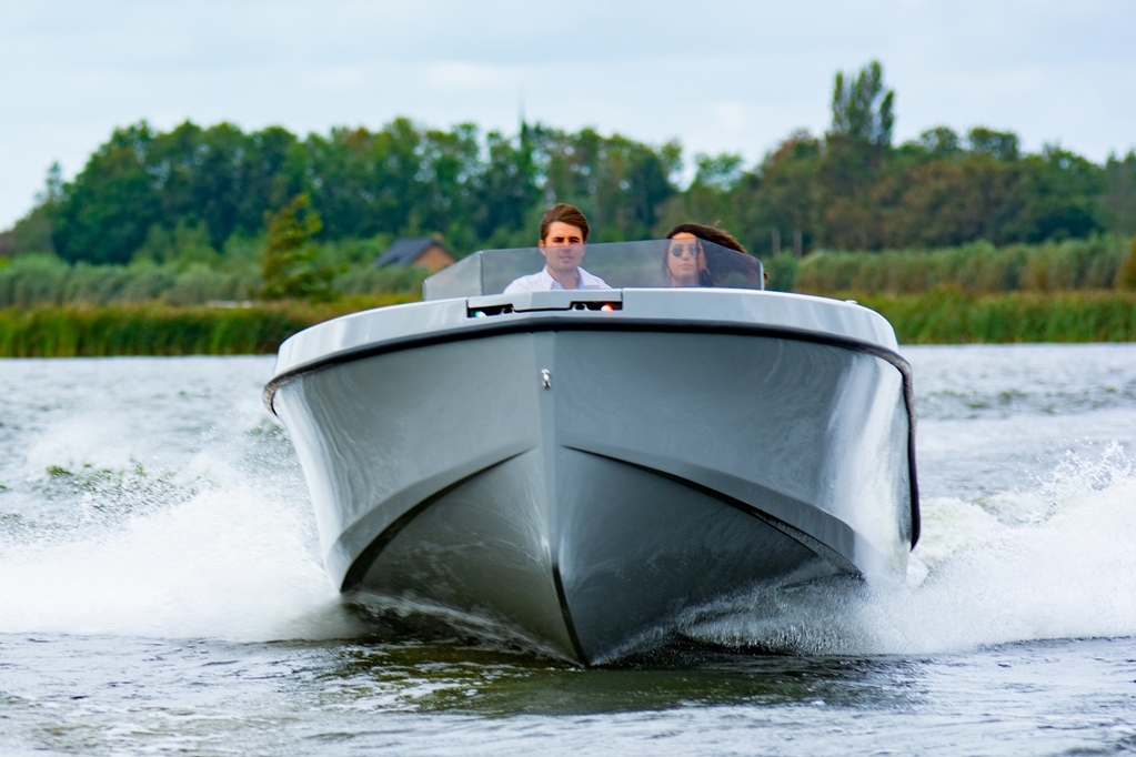 De Rand 24 play is een boot die gemakkelijk uitdaagt tot het uithalen van speelse capriolen.