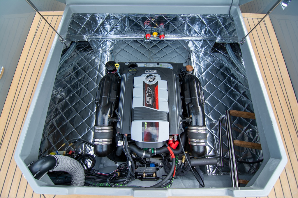 De testboot was voorzien van de 250 pk benzinemotor.