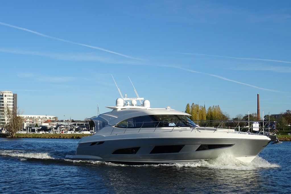 Ook voor de ongeoefende kijker springt de degelijkheid van de Riviera 4800 direct in het oog.