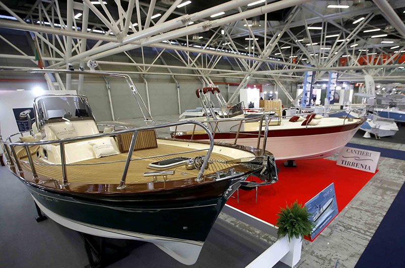 Klassieke boten tentoongesteld tijdens een evenement