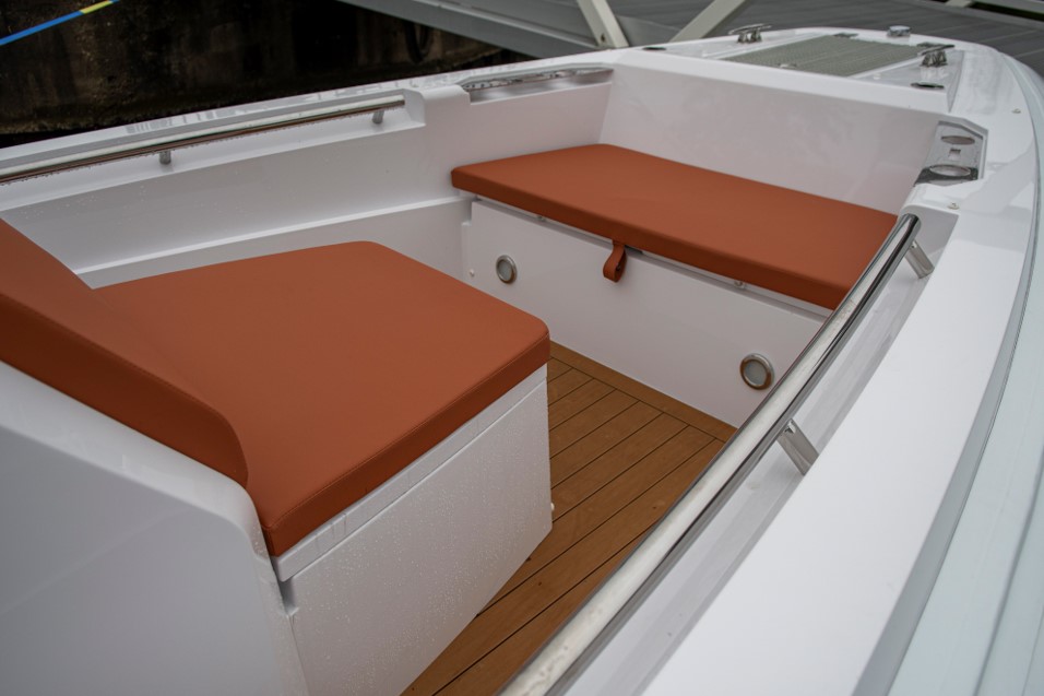 De voorkant van de boot, met bankje en ingebouwde stoel