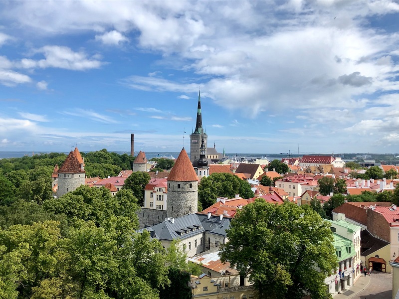 Skyline van de oude binnenstad van Tallinn in de zomer.