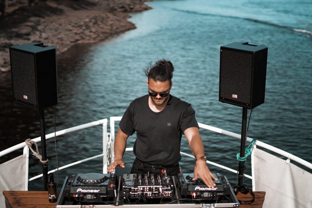 Un DJ en train de mixer sur un bateau